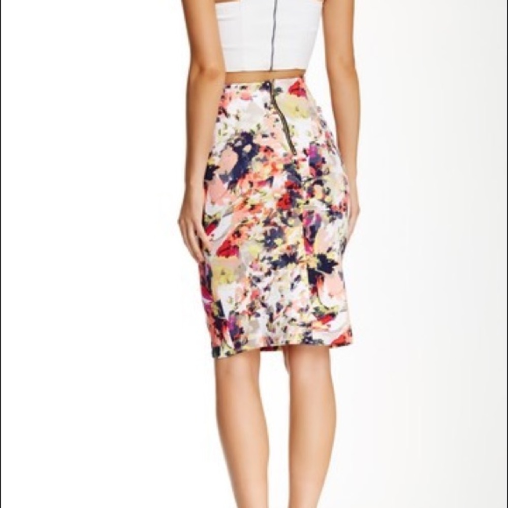 Romeo + Juliet Skirt - Picture 3 of 4